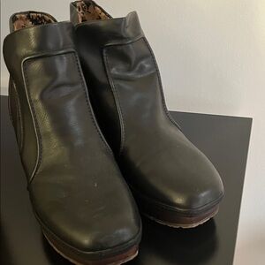 Korks Dark Leather Ankle Booties EUC.

Only worn twice practically brand new.